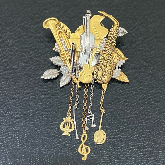 Vintage Musical Instruments Music Theme 3D Brooch 36.6g - Picture 3 of 16